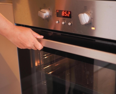 Oven Door Won’t Close All the Way? Common Causes and Fixes
